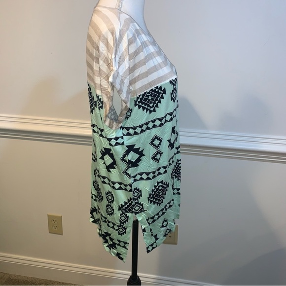 Lularoe Tee, sz S - Picture 4 of 7